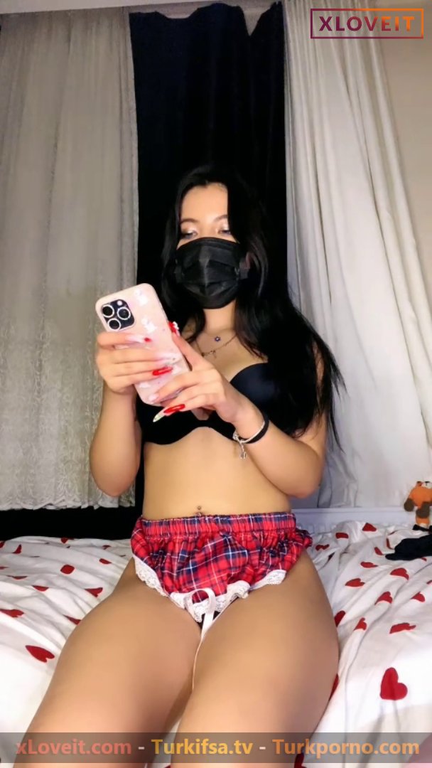 Çilekli Kız ifşa Sikiş kıyafetlerini giyindi