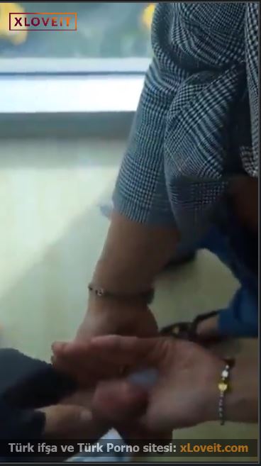 Ofiste Türbanlı temizlikçiyi sikip avucuna boşaldı